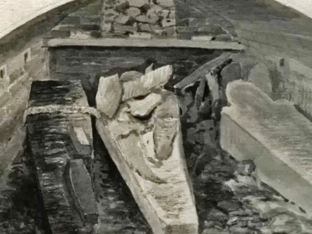 Henry VIII Explode in His Coffin